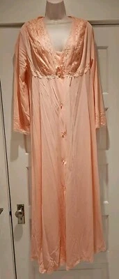 Conjunto Peignoir Vintage de GILEAD Bata de Encaje y Camisón Años 70 Rosa Rubor Talla 38 Foto 1 de 4