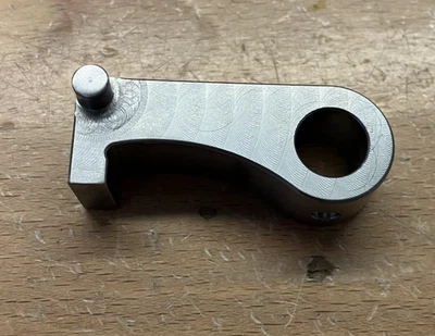 Pestillo de bloqueo de asiento superior Farmall IH 380702R1 para 06 26 56 y 66 Series Foto 1 de 4