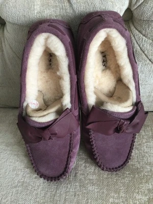 🌺UGG Dakota Púrpura Dalia Gamuza Cuero Lazo Mocasín Zapatillas Talla 7 Nuevas sin Etiquetas🌺 Foto 1 de 4