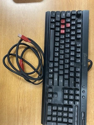 Teclado Corsair Vengeance K70 USB con cable CH-9000011-NA en color negro Foto 1 de 3