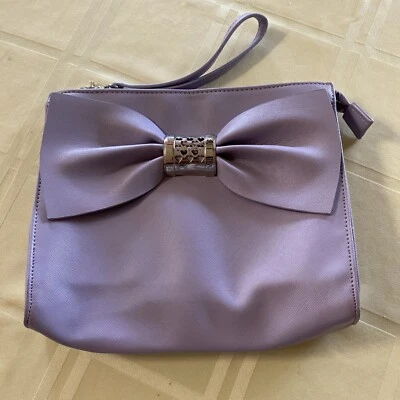 BLUTCH BETSEY JOHNSON LAVENDER BOW, IMITACIÓN CUERO, DETALLE PLATEADO Foto 1 de 3