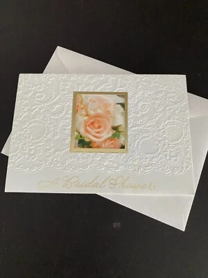 Tarjeta de invitación en blanco en relieve con rosas de melocotón ceremonia de ducha nupcial Hallmark Foto 1 de 4