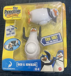NUEVO Pingüinos de Madagascar RICO & KOWALSKI ROLL 'EM RACE'EM Juguete para el vientre Mattel - Imagen 1 de 2