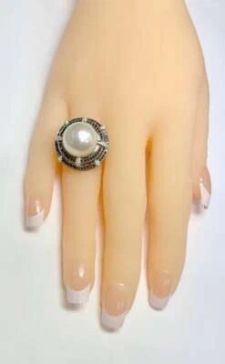 Fantástico anillo brillante de espinela negra rica de 2,45 quilates con circonita cúbica blanca y perlas grandes Foto 1 de 4
