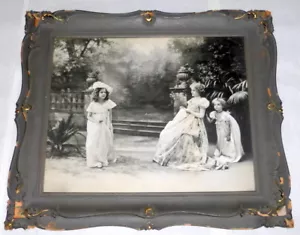 Antikes 22 Zoll großes viktorianisches Tableau Vivant Foto 3 junge Mädchen in einem Garten - Bild 1 von 6