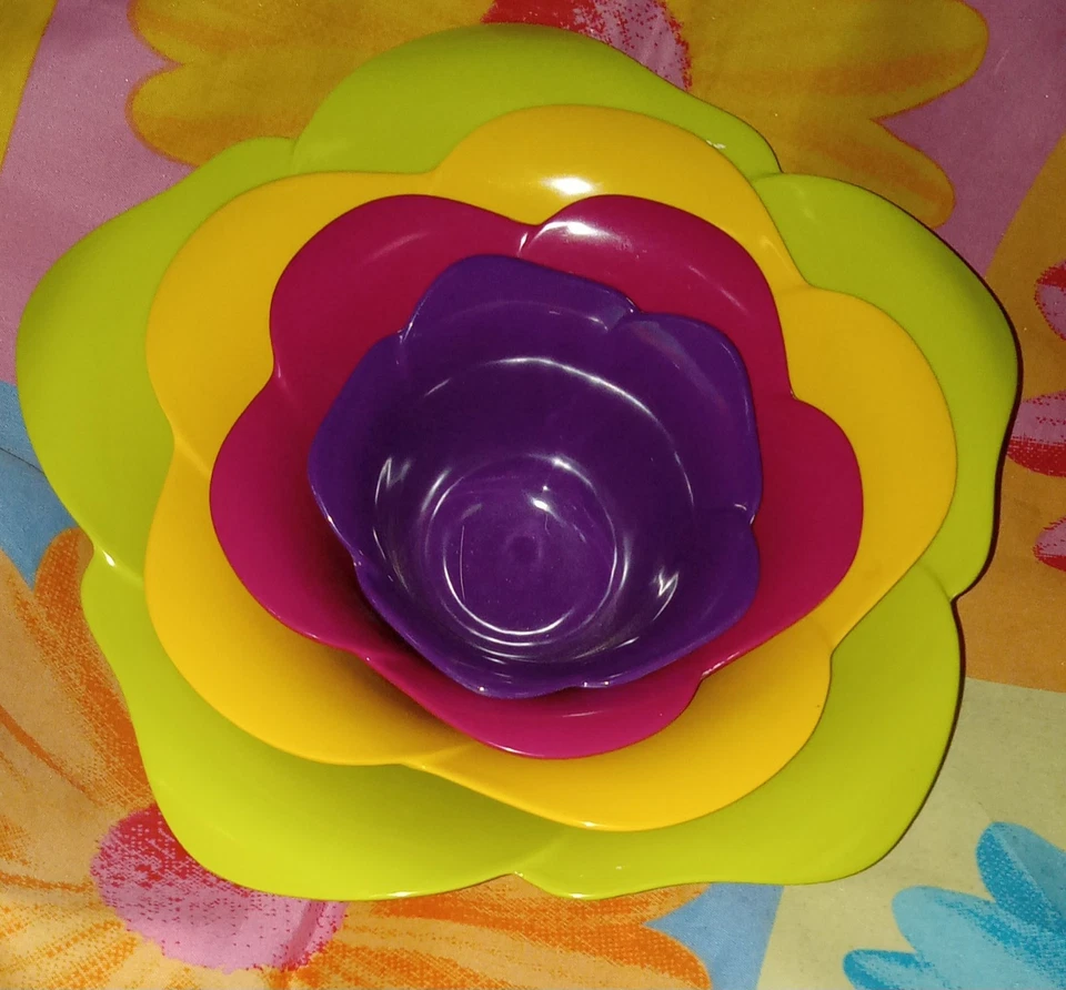 JUEGO DE 4 CUENCOS DE ANIDACIÓN MARCA ZAK COLORIDOS COLECCIÓN HERMOSA FORMA DE ROSA  Foto 1 de 3