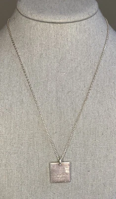 Collar colgante con logotipo cuadrado de Gucci en plata de ley (18 pulgadas) Foto 1 de 4