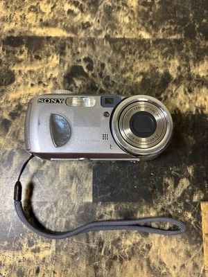 Sony Digital Camera Cybershot DSC-P93A 5.1MP Silver Tested - Image 1 of 4
