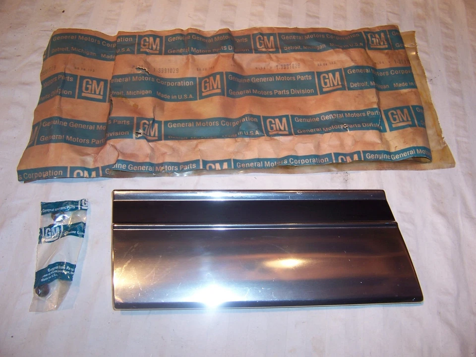 Chevy Impala Caprice Kingswood 1971 moldura de guardabarros derecha GM 3991029 NOS Foto 1 de 4