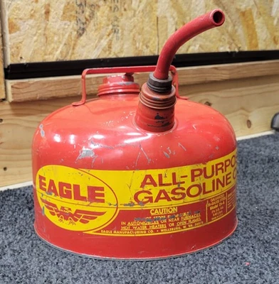 Colecionadores de latas de gás vintage Eagle 2,5 galões metal com bico limpo por dentro! - Imagem 1 de 4