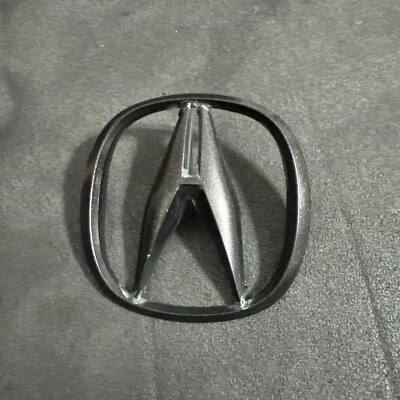 08 Acura TL Type S Rear Emblem - Imagem 1 de 3