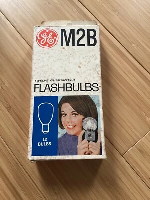 GE M2B 12 Flash Bulbs Vintage  - Image 1 of 4