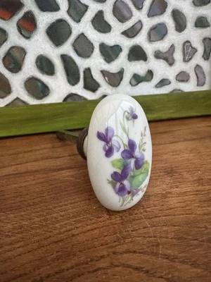 Ancienne  poignée de porte ovale en porcelaine Blanche + Fleurs   + Carré 7mm - Photo 1/4