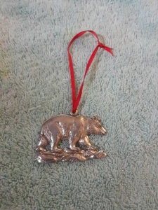 Cinta roja adorno de oso pardo de peltre  - Imagen 1 de 4