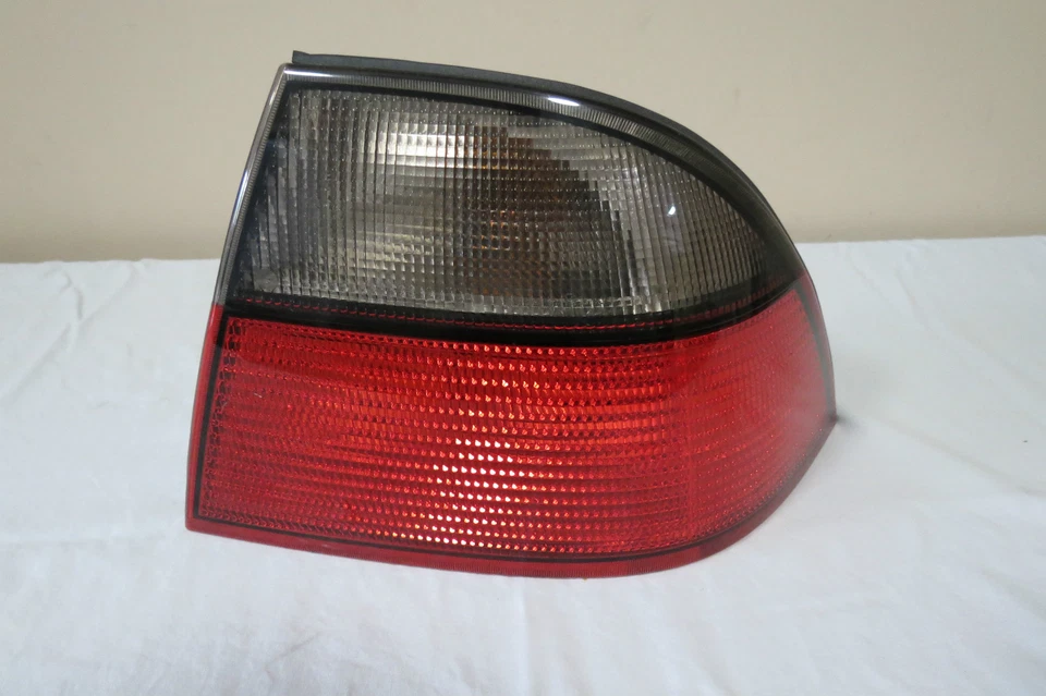 1999 00 01 Saab 9-5 Sedan Tail Light Right PASSENGER Rh Side OEM # 23140204 — 第 1/1 张图片