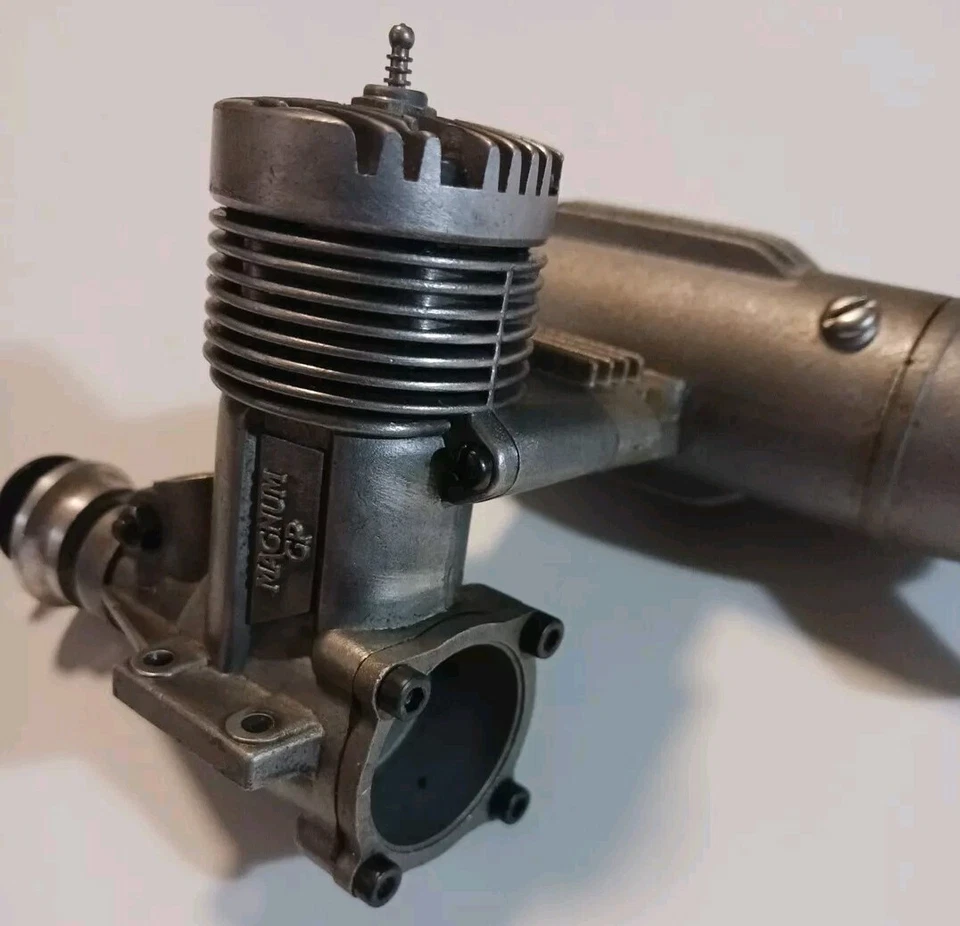 Magnum GP 40 R/C engine  - Image 1 of 4