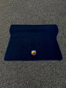 Tappetino Tappeto Baule RIMOZIONE SEDILI Compatibile 500 595 695 ABARTH - Foto 1 di 6