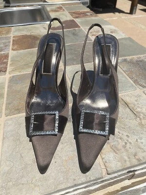 Christian Lacroix Tacones Marrón Satinado con Hebilla de Estrás Adorno Foto 1 de 4