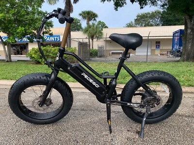 bicicleta elétrica preta e-bike 48v pneu gordo Pedego Element LCD luz passo a passo - Imagem 1 de 4