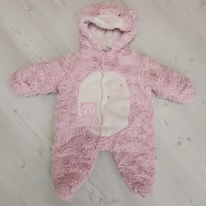 Koala Baby Bär rosa & weiß Kapuze Druckknopf Winter Schneeanzug Body 3 M Wimpelkette - Bild 1 von 8