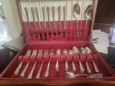Cubiertos con incrustaciones Holmes & Edwards SPRING GARDEN IS 1949 55 piezas Foto 1 de 4
