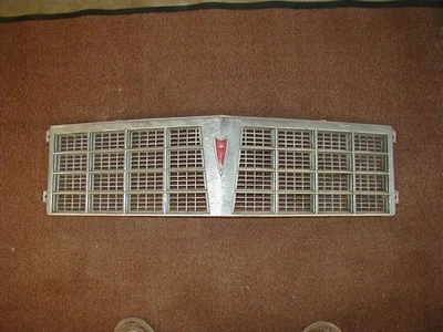 UPPER GRILLE FOR A 1977 PONTIAC BONNEVILLE (USED) - Image 1 of 2