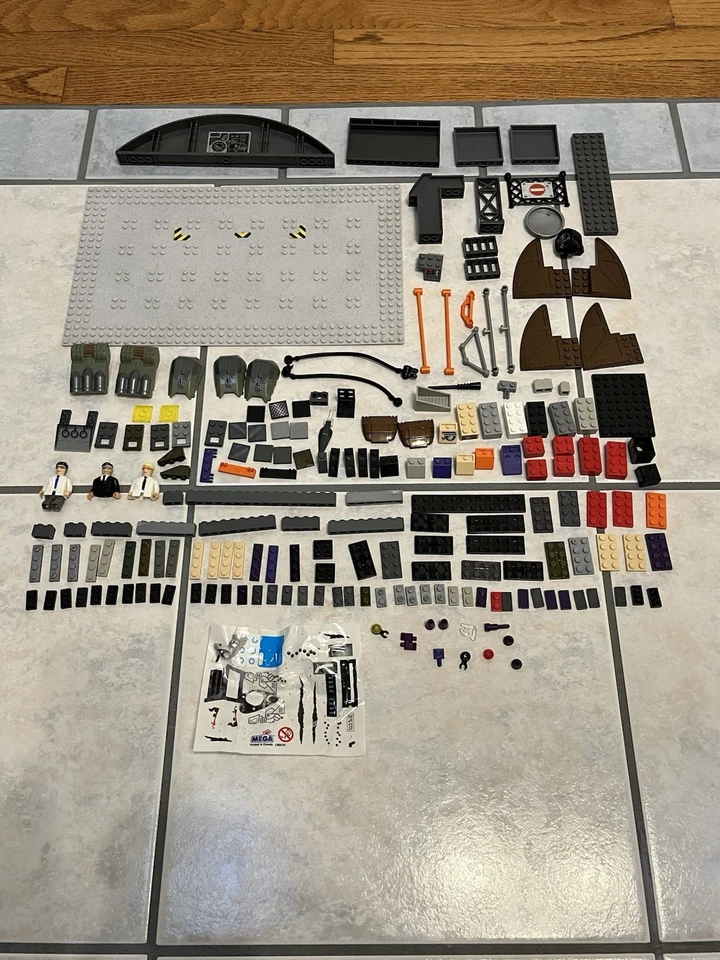 Huge Vintage 2002 Mega Bloks Alien Agency Hangar 18 Replacement Parts Lot + More - Image 1 of 4