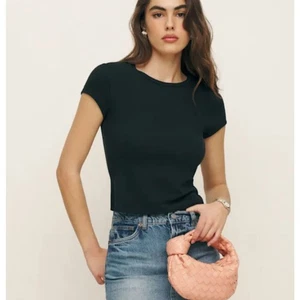 Damen Reformation Oliv Strick Top Kurzarm in Schwarz Freizeit Minimalistisch - Bild 1 von 7