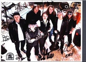 8 1/2 x 11 Hochglanz Foto Seltene Erden Autogramm {M098} - Bild 1 von 1