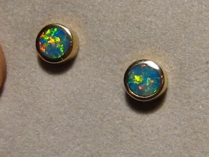 Aretes pequeños redondos de ópalo, oro amarillo macizo de 18k - Imagen 1 de 12