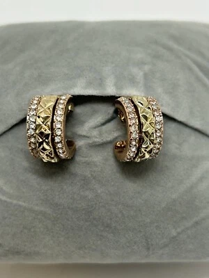 Pendientes de aro Huggie de tres piezas Nrt Avon en tono oro amarillo y rosa Foto 1 de 4