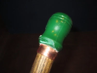 MW.A255M: MANGO DE PERILLA DE BAQUELITA VERDE VINTAGE SOBRE BASTÓN DE MADERA DE FRESNO  Foto 1 de 4