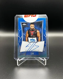 2025 Topps Chrome WWE Tonga Loa Auto Autograph /150 Blue Brand Refractor - Bild 1 von 3
