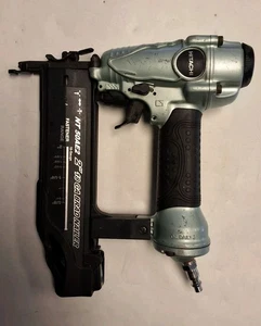 Clavadora neumática Hitachi NT 50AE2(S) 2" Brad calibre 18 usada - Imagen 1 de 5