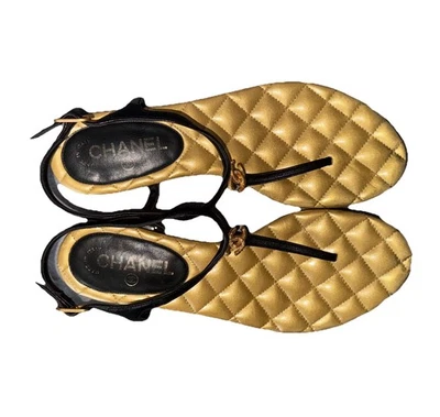 Chanel Sandalia de Cuero Acolchada Correa en T Logotipo CC Entrelazado Negro Dorado 39.5 Foto 1 de 4