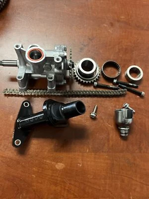 17 18 19 20 21 22 23 24 Suzuki GSXR 1000 GSXR1000 BOMBA DE ÓLEO DO MOTOR FABRICANTE DE EQUIPAMENTO ORIGINAL - Imagem 1 de 4