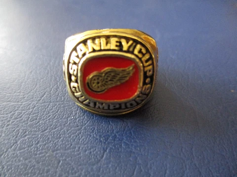 Vintage 1997 Stanley Cup Hockey Ring Replica / Key Chain Redwings * Cover