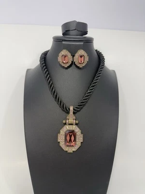 HEIDI DAUS ELEGANTE COLLAR TRENZADO CON COLGANTE DE CRISTAL Y PENDIENTES Foto 1 de 4