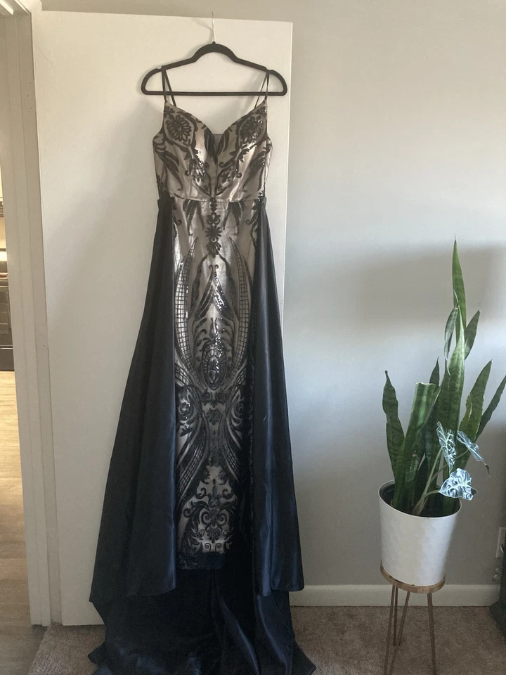 Vestido de graduación negro con lentejuelas hecho a mano con tren desmontable (usado una vez) talla 2-4 Foto 1 de 4