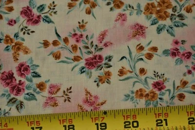 Por 1/2 yarda, rosa verde dorado floral sobre algodón tostado, David Textile, Bruske, P1158 Foto 1 de 4