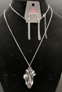 BEAUTIFUL PAPARAZZI NECKLACE, WITH LEAF PENDENT AND MATCHING EARRINGS - Picture 1 of 9