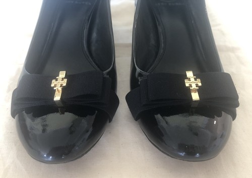 Tacco a pompa Tory Burch nero vernice fiocco oro spilla blocco ottime condizioni