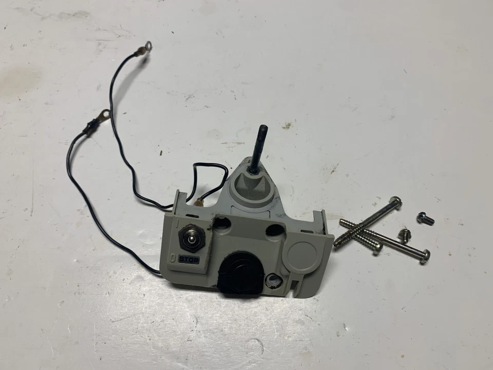 Original OEM Echo CS-3900 CS3900 base de filtro de ar / tampa traseira / interruptor - Imagem 1 de 2