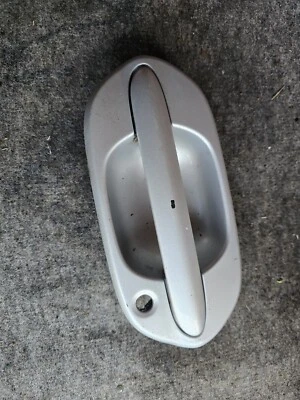 Manija de puerta delantera izquierda lado del conductor Honda Odyssey 1999 2000-2004 NH638M usada OEM Foto 1 de 4