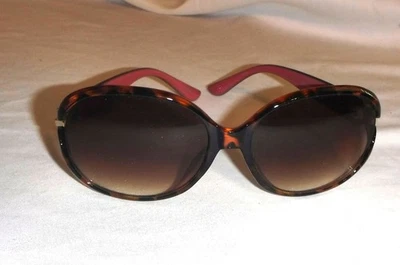 Gafas de sol Steve Madden para mujer marrón marco tortuga estrás laterales SM894101 Foto 1 de 4