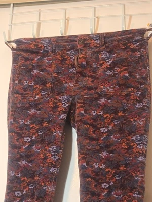 Pantalones de mezclilla Anthropologie Pilcro tiro alto ajustados de pana para mujer talla 28 florales Foto 1 de 4