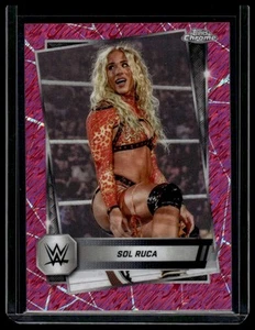 2025 Topps Chrome WWE #24 Sol Ruca Pink Shimmer Refractor - Imagen 1 de 2