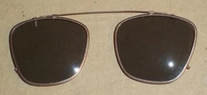 VINTAGE POLAROID MEDIUM CLIP ON SONNENBRILLE, GOLDFARBENES GESTELL - Bild 1 von 3