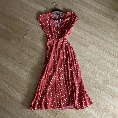 Vestido largo Forever 21 rojo con corbata envolvente a lunares pequeño Foto 1 de 4