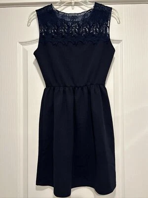 Vestido para mujer SOPRANO pequeño azul marino oscuro calce acampanado apliques de ganchillo sin mangas Foto 1 de 4